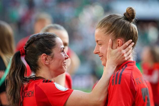 FC Bayern Frauen Juebeln zum DFB Pokal Sieg, Tuva Hansen 6 (FC Bayern Muenchen Frauen 9, SV Werder Bremen vs. FC Bayern Frauen Muenchen, DFB-Pokal Finale, 01.05.25 DFB regulations prohibit any use of photographs as image sequences and or quasi-video. (kolbert-press) Koeln NRW Deutschland