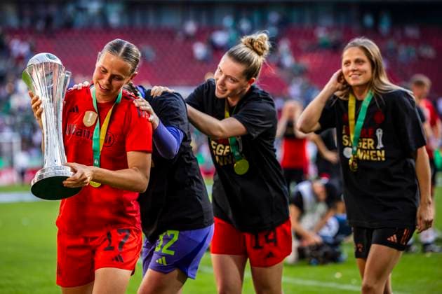 GER, DFB Pokalfinale, FC Bayern Muenchen vs Werder Bremen 01.05.2025, Rhein-Energie-Stadion, GER, DFB Pokalfinale, FC Bayern Muenchen vs Werder Bremen im Bild das Frauen-Team des FC Bayern gewinnt den DFB Pokal im Endspiel gegen die Frauen des SV Werder Bremen mit 4:2, Jubel vor der Kurve der mitgereisten Bayern-Fans, Klara Bühl Buehl (FC Bayern 17) mit dem Pokal in den Händen,