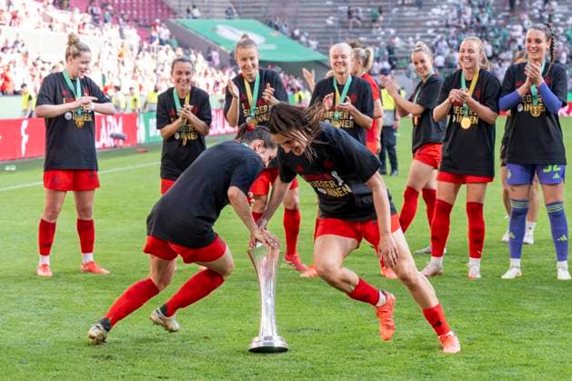 01.05.2025: FC Bayern München - SV Werder Bremen, DFB Pokal Frauen, Saison 2024 2025, Finale, im RheinEnergie Stadion in Köln. Münchens Tuva Hansen (l) und Münchens Jovana Damnjanovic tanzen um den Pokal. Wichtiger Hinweis: Gemaess den Vorgaben der DFL Deutsche Fussball Liga bzw. des DFB Deutscher Fussball-Bund ist es untersagt, in dem Stadion und oder vom Spiel angefertigte Fotoaufnahmen in Form von Sequenzbildern und oder videoaehnlichen Fotostrecken zu verwerten bzw. verwerten zu lassen. Copyright: xDavidxInderliedx