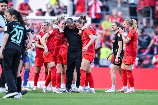 01.05.2025, Fussball, DFB Pokalfinale der Frauen, Saison 2024 2025, FC Bayern München - SV Werder Bremen, Die Spielerinnen des FC Bayern München freuen sich. Trainer Alexander Straus xRHR-FOTO TKx Copyright: RHR-FOTOx RHR-FOTO TK