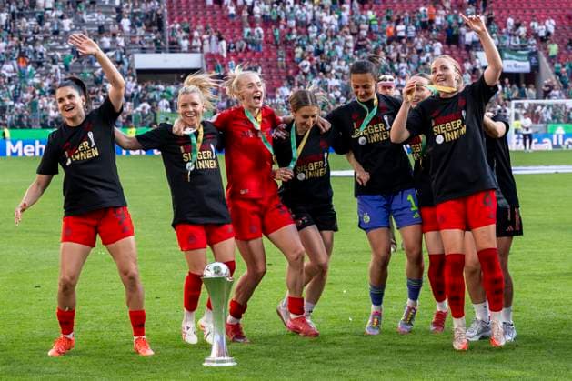 01.05.2025: FC Bayern München - SV Werder Bremen, DFB Pokal Frauen, Saison 2024 2025, Finale, im RheinEnergie Stadion in Köln. Die Münchener Spielerinnen jubeln vor ihren Fans. Wichtiger Hinweis: Gemaess den Vorgaben der DFL Deutsche Fussball Liga bzw. des DFB Deutscher Fussball-Bund ist es untersagt, in dem Stadion und oder vom Spiel angefertigte Fotoaufnahmen in Form von Sequenzbildern und oder videoaehnlichen Fotostrecken zu verwerten bzw. verwerten zu lassen. Copyright: xDavidxInderliedx