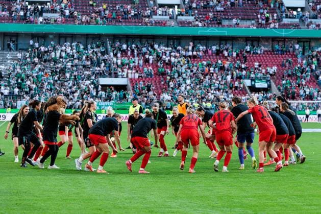 45. DFB-Pokal Finale der Frauen: FC Bayern München - SV Werder Bremen, 01.05.2025 Die Spielerinnen des FC Bayern München tanzen um den Pokal 45. DFB-Pokal Finale der Frauen: FC Bayern München - SV Werder Bremen, Köln, RheinEnergiestadion, 01.05.2025 Copyright: xBEAUTIFULxSPORTS Wunderlx