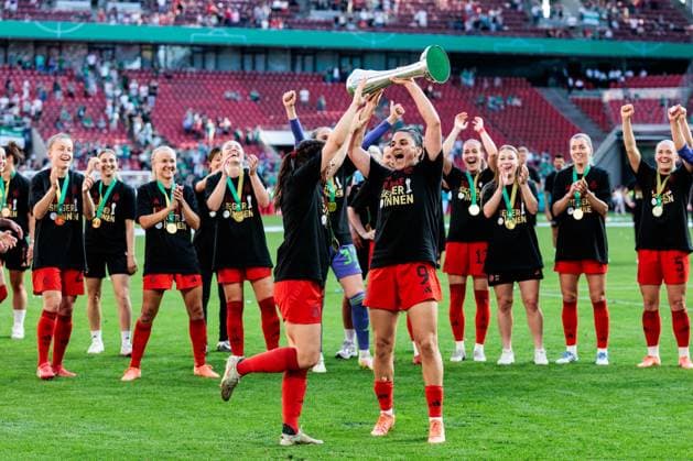 45. DFB-Pokal Finale der Frauen: FC Bayern München - SV Werder Bremen, 01.05.2025 Tuva Hansen (FC Bayern München, 6) und Sarah Zadrazil (FC Bayern München, 25) reißen vor der Kurve den Pokal in die Höhe 45. DFB-Pokal Finale der Frauen: FC Bayern München - SV Werder Bremen, Köln, RheinEnergiestadion, 01.05.2025 Copyright: xBEAUTIFULxSPORTS Wunderlx