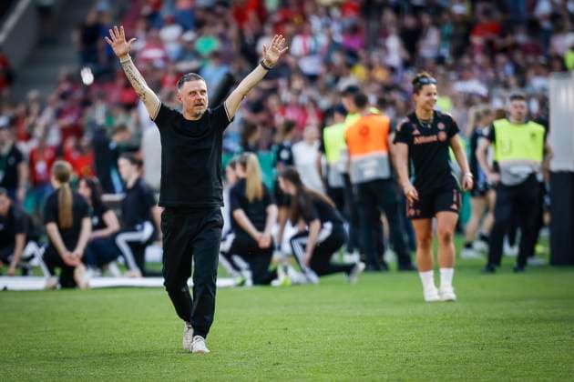 45. DFB-Pokal Finale der Frauen: FC Bayern München - SV Werder Bremen, 01.05.2025 Der scheidende Alexander Straus (Trainer FC Bayern München) freut sich über den Pokalsieg; 45.? ?DFB-Pokal Finale der Frauen: FC Bayern München - SV Werder Bremen am 01.05.2025 im RheinEnergie-Stadion in Köln (Nordrhein-Westfalen). DFL REGULATIONS PROHIBIT ANY USE OF PHOTOGRAPHS AS IMAGE SEQUENCES AND OR QUASI-VIDEO. Copyright: xBEAUTIFULxSPORTS AxelxKohringx
