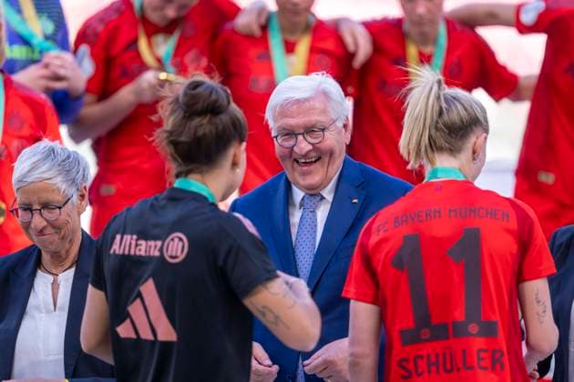 01.05.2025: FC Bayern München - SV Werder Bremen, DFB Pokal Frauen, Saison 2024 2025, Finale, im RheinEnergie Stadion in Köln. Bundespräsident Frank-Walter Steinmeier übergibt Münchens Lea Schüller eine Medaille. Wichtiger Hinweis: Gemaess den Vorgaben der DFL Deutsche Fussball Liga bzw. des DFB Deutscher Fussball-Bund ist es untersagt, in dem Stadion und oder vom Spiel angefertigte Fotoaufnahmen in Form von Sequenzbildern und oder videoaehnlichen Fotostrecken zu verwerten bzw. verwerten zu lassen. Copyright: xDavidxInderliedx