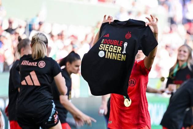 01.05.2025, Fussball, DFB Pokalfinale der Frauen, Saison 2024 2025, FC Bayern München - SV Werder Bremen, T-Shirt FC Bayern München Double-Siegerinnen, xRHR-FOTO TKx Copyright: RHR-FOTOx RHR-FOTO TK