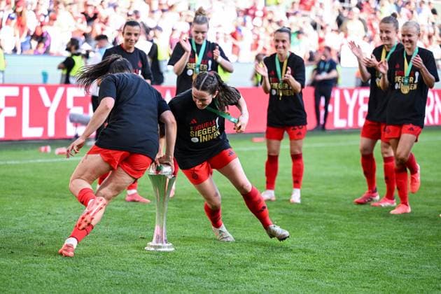 01.05.2025, Fussball, DFB Pokalfinale der Frauen, Saison 2024 2025, FC Bayern München - SV Werder Bremen, Tuva Hansen (FC Bayern München), Jovana Damnjanovic (FC Bayern München) laufen um den DFB-Pokal, xRHR-FOTO TKx Copyright: RHR-FOTOx RHR-FOTO TK