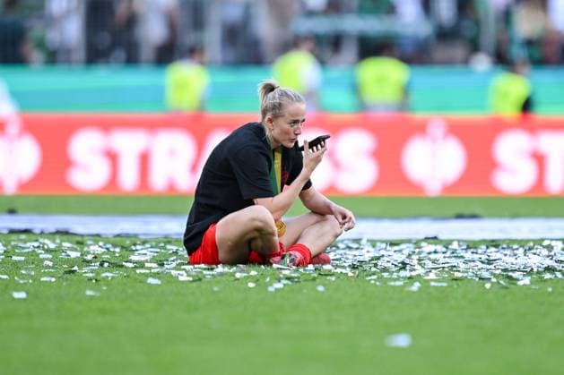 01.05.2025, Fussball, DFB Pokalfinale der Frauen, Saison 2024 2025, FC Bayern München - SV Werder Bremen, Lea Schüller (FC Bayern München) sitzt nach dem Sieg auf dem Spielfeld, xRHR-FOTO TKx Copyright: RHR-FOTOx RHR-FOTO TK