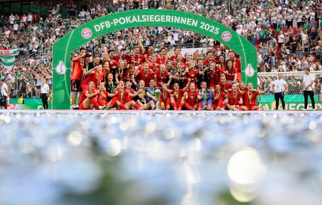 Siegerehrung, Jubel Team M mit dem Pokal, mannschaft, DFB Pokal Finale der Frauen 2025, FC Bayern Muenchen (M) - SV Werder Bremen (HB), am 01.05.2025 in Koeln Deutschland. DFB regulations prohibit any use of photographs as image sequences and or quasi-video Â