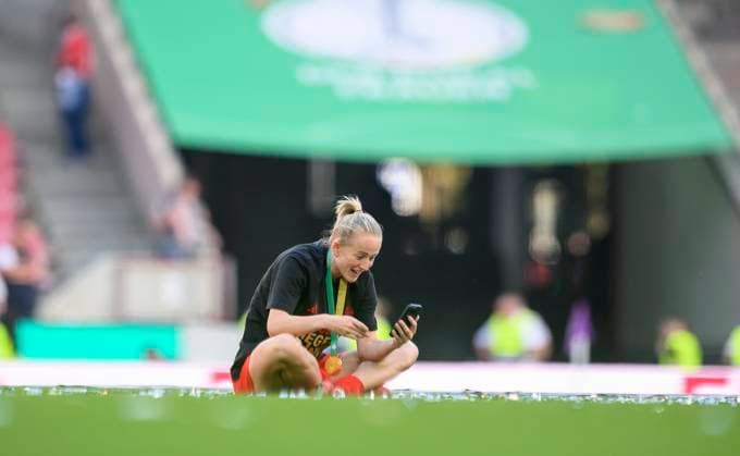 Lea SCHUELLER (Schüller) (M) sitzt mit Handy auf dem Platz und telefoniert nach der Siegerehrung, DFB Pokal Finale der Frauen 2025, FC Bayern Muenchen (M) - SV Werder Bremen (HB), am 01.05.2025 in Koeln Deutschland. DFB regulations prohibit any use of photographs as image sequences and or quasi-video Â