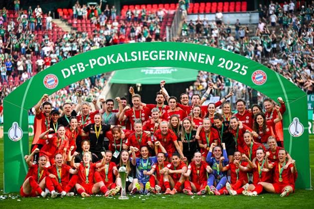 Die FC Bayern Spielerinen und Team feiern den Sieg, GER, 45. DFB-Pokal Finale der Frauen, FC Bayern Muenchen vs. SV Werder Bremen, 01.05.2025. DFB REGULATIONS PROHIBIT ANY USE OF PHOTOGRAPHS as IMAGE SEQUENCES and or QUASI-VIDEO. GER, 45. DFB-Pokal Finale der Frauen, FC Bayern Muenchen vs. SV Werder Bremen, 01.05.2025. Köln Copyright: xEibner-Pressefoto FlorianxWiegandx EP_FWD