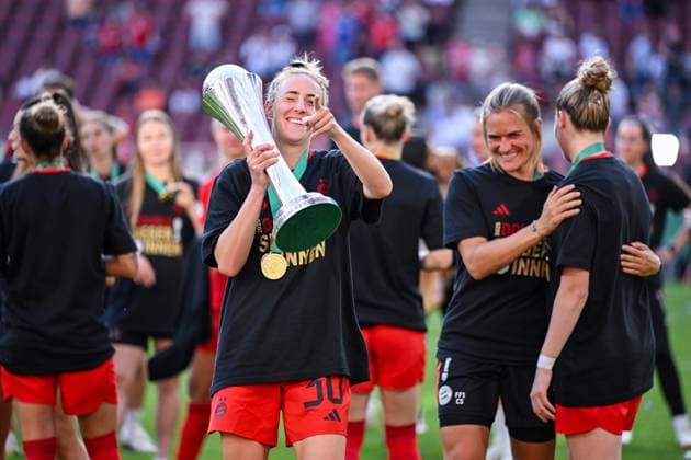 01.05.2025, Fussball, DFB Pokalfinale der Frauen, Saison 2024 2025, FC Bayern München - SV Werder Bremen, Carolin Simon (FC Bayern München) mit dem DFB-Pokal im Arm. xRHR-FOTO TKx Copyright: RHR-FOTOx RHR-FOTO TK