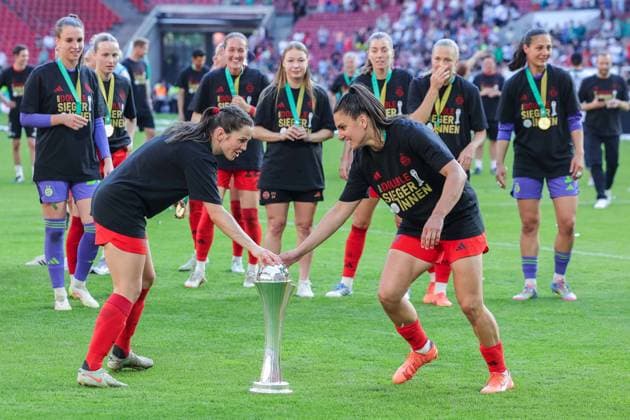 Fußball DFB Pokal Frauen Finale FC Bayern München - SV Werder Bremen am 01.05.2025 im RheinEnergieStadion in Köln Tuva Hansen (München), links - Jovana DamnjanoviÄ‡ (München), rechts DFB regulations prohibit any use of photographs as image sequences and or quasi-video.