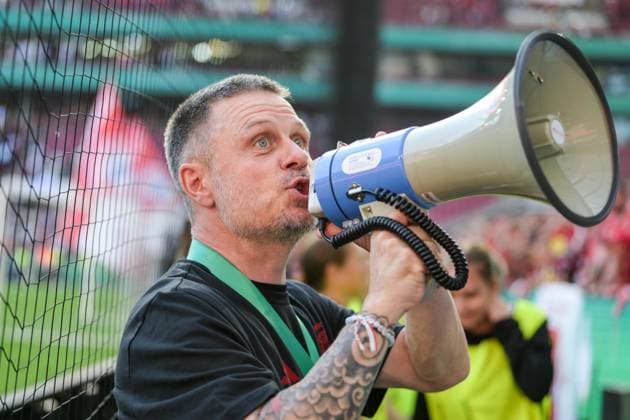 Fußball, DFB Pokal Frauen, 20250501, FC Bayern München - SV Werder Bremen. Im Bild Trainer Bayern Alexander STRAUS mit Megafon Schlussjubel. Köln Rhein-Energie Stadion Nordrhein-Westfalen Deutschland Copyright: Passion2Press MarkusxFischerx
