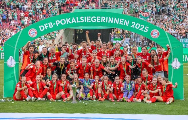 GER, Köln, FC Bayern München vs Werder Bremen, DFB-Pokal Frauen, Fussball, DFB, Spielzeit 2024 2025, Rhein-Energie-Stadion, Finale, im Bild: FC Bayern München gewinnt den DFB-Pokal in Köln gegen Werder Bremen und feiert bei der Pokalübergabe DFB DFL REGULATIONS PROHIBIT ANY USE OF PHOTOGRAPHS AS IMAGE SEQUENCES AND OR QUASI-VIDEO, 01.05.2025, Copyright: HMBxMedia HendrikxHamelau