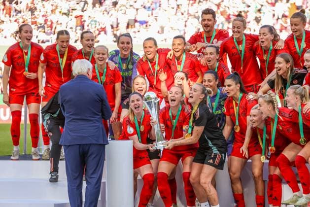 GER, Köln, FC Bayern München vs Werder Bremen, DFB-Pokal Frauen, Fussball, DFB, Spielzeit 2024 2025, Rhein-Energie-Stadion, Finale, im Bild: FC Bayern München gewinnt den DFB-Pokal in Köln gegen Werder Bremen und feiert bei der Pokalübergabe DFB DFL REGULATIONS PROHIBIT ANY USE OF PHOTOGRAPHS AS IMAGE SEQUENCES AND OR QUASI-VIDEO, 01.05.2025, Copyright: HMBxMedia HendrikxHamelau