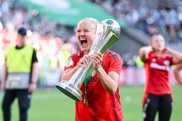 01.05.2025, Fussball, DFB Pokalfinale der Frauen, Saison 2024 2025, FC Bayern München - SV Werder Bremen, Pernille Harder (FC Bayern München) mit dem DFB-Pokal in den Händen, xRHR-FOTO TKx Copyright: RHR-FOTOx RHR-FOTO TK
