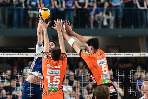 Sport Bilder des Tages Volleyball I Herren I Saison 2024-2025 I Bundesliga I Finale I Spiel 2 I SVG Lüneburg - BERLIN RECYCLING Volleys I 1.5.2025 Xander Wolf Wassenaar Ketrzynski (11, SVG Lüneburg) überschlägt Moritz Reichert (15, Berlin Recycling Volleys) und Nehemiah Mote (5, Berlin Recycling Volleys) Lüneburg LKH Arena Niedersachsen Deutschland Copyright: xLobeca AndreasxHannigx