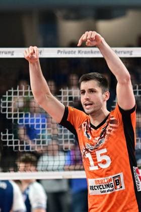 Volleyball I Herren I Saison 2024-2025 I Bundesliga I Finale I Spiel 2 I SVG Lüneburg - BERLIN RECYCLING Volleys I 1.5.2025 Moritz Reichert (15, Berlin Recycling Volleys) zeigt an - der Ball war drin Lüneburg LKH Arena Niedersachsen Deutschland Copyright: xLobeca AndreasxHannigx