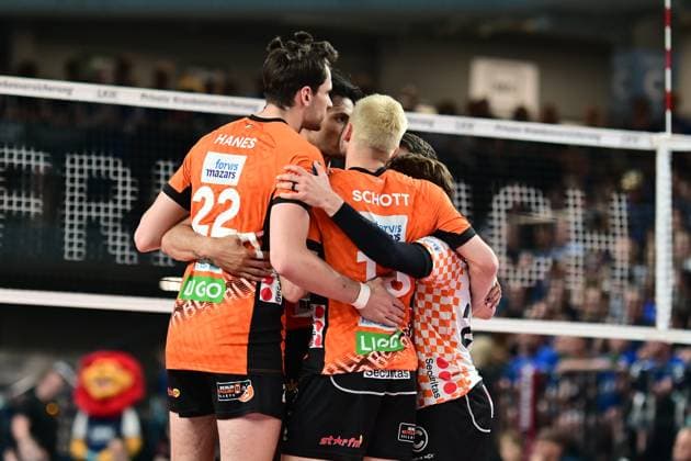 Volleyball I Herren I Saison 2024-2025 I Bundesliga I Finale I Spiel 2 I SVG Lüneburg - BERLIN RECYCLING Volleys I 1.5.2025 Jake Hanes (22, Berlin Recycling Volleys) und Ruben Schott (13, Berlin Recycling Volleys) freuen sich mit Ihren Teamkameraden Lüneburg LKH Arena Niedersachsen Deutschland Copyright: xLobeca AndreasxHannigx