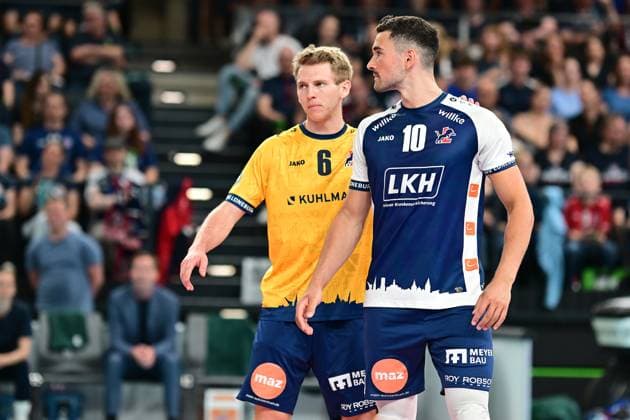Volleyball I Herren I Saison 2024-2025 I Bundesliga I Finale I Spiel 2 I SVG Lüneburg - BERLIN RECYCLING Volleys I 1.5.2025 Gage Thomas Wortley (6, SVG Lüneburg) feuert Lorenz Karlitzek (10, SVG Lüneburg) an¦ die Nummer 6 wird in der nächsten Saison sehr fehlen Lüneburg LKH Arena Niedersachsen Deutschland Copyright: xLobeca AndreasxHannigx
