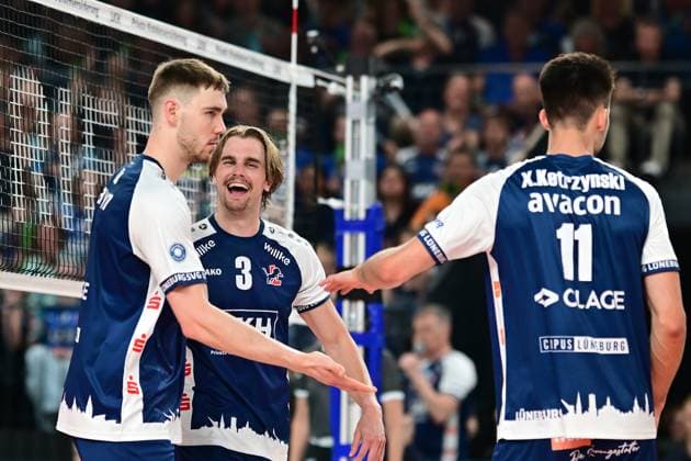 Volleyball I Herren I Saison 2024-2025 I Bundesliga I Finale I Spiel 2 I SVG Lüneburg - BERLIN RECYCLING Volleys I 1.5.2025 Simon Torwie (1, SVG Lüneburg), Michael Patrick Wright (3, SVG Lüneburg) und Xander Wolf Wassenaar Ketrzynski (11, SVG Lüneburg) freuen sich Lüneburg LKH Arena Niedersachsen Deutschland Copyright: xLobeca AndreasxHannigx