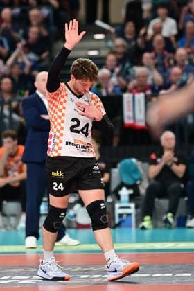 Volleyball I Herren I Saison 2024-2025 I Bundesliga I Finale I Spiel 2 I SVG Lüneburg - BERLIN RECYCLING Volleys I 1.5.2025 Kyle Dagostino (24, Berlin Recycling Volleys) zeigt an - der Fehler geht auf meine Kappe - trotzdem geht der erste Satz nach Berlin Lüneburg LKH Arena Niedersachsen Deutschland Copyright: xLobeca AndreasxHannigx