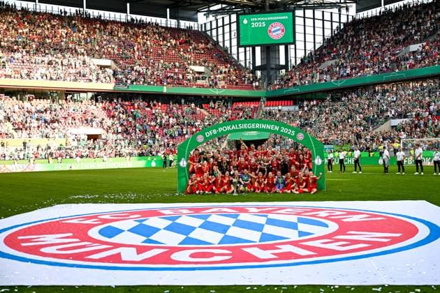 Die FC Bayern Spielerinen und Team feiern den Sieg, GER, 45. DFB-Pokal Finale der Frauen, FC Bayern Muenchen vs. SV Werder Bremen, 01.05.2025. DFB REGULATIONS PROHIBIT ANY USE OF PHOTOGRAPHS as IMAGE SEQUENCES and or QUASI-VIDEO. GER, 45. DFB-Pokal Finale der Frauen, FC Bayern Muenchen vs. SV Werder Bremen, 01.05.2025. Köln Copyright: xEibner-Pressefoto FlorianxWiegandx EP_FWD