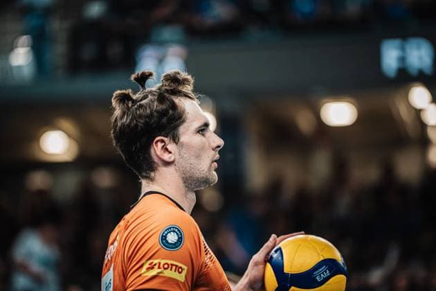 Volleyball Herren Saison 2024 2025 1. Volleyball Bundesliga Männer Finale SVG Lüneburg vs. BERLIN RECYCLING Volleys 01.05.2025 Die Haarpracht von Jake Hanes ( 22, Berlin Recycling Volleys) Zopf Frisur Lüneburg LKH Arena Niedersachsen Deutschland