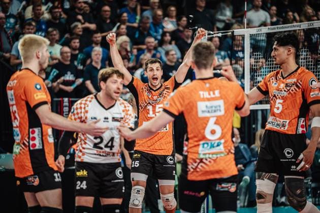 Volleyball Herren Saison 2024 2025 1. Volleyball Bundesliga Männer Finale SVG Lüneburg vs. BERLIN RECYCLING Volleys 01.05.2025 Berlin jubelt, in der Mitte Moritz Reichert ( 15, Berlin Recycling Volleys) Lüneburg LKH Arena Niedersachsen Deutschland