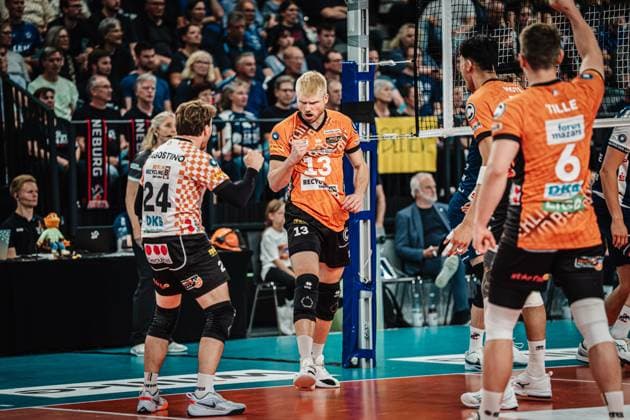 Volleyball Herren Saison 2024 2025 1. Volleyball Bundesliga Männer Finale SVG Lüneburg vs. BERLIN RECYCLING Volleys 01.05.2025 Berlin jubelt, in der Mitte Ruben Schott ( 13, Berlin Recycling Volleys) Lüneburg LKH Arena Niedersachsen Deutschland