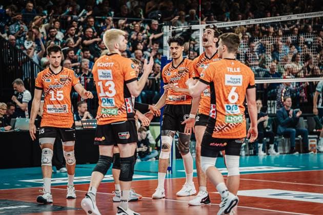 Volleyball Herren Saison 2024 2025 1. Volleyball Bundesliga Männer Finale SVG Lüneburg vs. BERLIN RECYCLING Volleys 01.05.2025 Berlin ärgert sich, ganz besonders Jake Hanes ( 22, Berlin Recycling Volleys) rechts Lüneburg LKH Arena Niedersachsen Deutschland