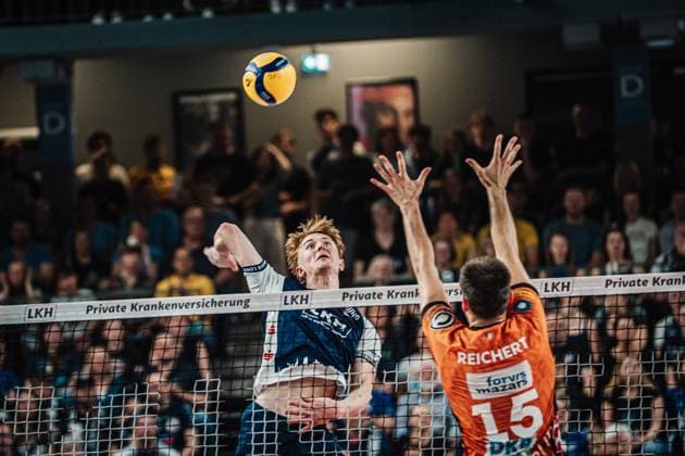 Volleyball Herren Saison 2024 2025 1. Volleyball Bundesliga Männer Finale SVG Lüneburg vs. BERLIN RECYCLING Volleys 01.05.2025 Angriff von Oskar Alve Espeland ( 9, SVG Lüneburg) Lüneburg LKH Arena Niedersachsen Deutschland