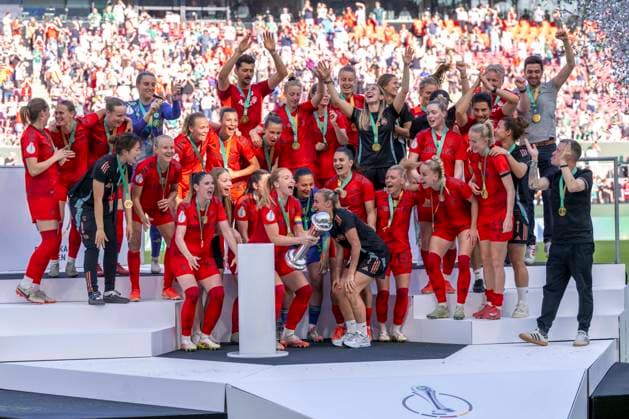 01.05.2025: FC Bayern München - SV Werder Bremen, DFB Pokal Frauen, Saison 2024 2025, Finale, im RheinEnergie Stadion in Köln. Die Münchener Spielerinnen feiern nach ihrem Pokalsieg. Wichtiger Hinweis: Gemaess den Vorgaben der DFL Deutsche Fussball Liga bzw. des DFB Deutscher Fussball-Bund ist es untersagt, in dem Stadion und oder vom Spiel angefertigte Fotoaufnahmen in Form von Sequenzbildern und oder videoaehnlichen Fotostrecken zu verwerten bzw. verwerten zu lassen. Copyright: xDavidxInderliedx