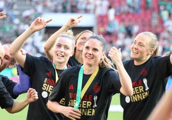 01.05.2025, xgrfx, Fussball DFB Pokalfinale der Frauen 2025, SV Werder Bremen - FC Bayern München v.l. Alara Sehitler, Sarah Zadrazil, Magdalena Eriksson feiern den Sieg im DFB Pokalfinale (FC Bayern München) (DFL DFB REGULATIONS PROHIBIT ANY USE OF PHOTOGRAPHS as IMAGE SEQUENCES and or QUASI-VIDEO) Köln