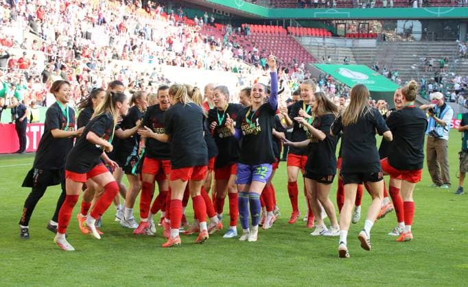 01.05.2025, xgrfx, Fussball DFB Pokalfinale der Frauen 2025, SV Werder Bremen - FC Bayern München v.l. Die Spielerinnen feiern den Sieg im DFB Pokalfinale (FC Bayern München) (DFL DFB REGULATIONS PROHIBIT ANY USE OF PHOTOGRAPHS as IMAGE SEQUENCES and or QUASI-VIDEO) Köln
