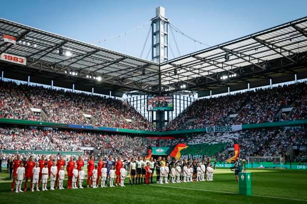 45. DFB-Pokal Finale der Frauen: FC Bayern München - SV Werder Bremen, 01.05.2025 Die beiden Teams von FC Bayern München und SV Werder Bremen vor dem Spiel während der Nationalhymne; 45.? ?DFB-Pokal Finale der Frauen: FC Bayern München - SV Werder Bremen am 01.05.2025 im RheinEnergie-Stadion in Köln (Nordrhein-Westfalen). DFL REGULATIONS PROHIBIT ANY USE OF PHOTOGRAPHS AS IMAGE SEQUENCES AND OR QUASI-VIDEO. Copyright: xBEAUTIFULxSPORTS AxelxKohringx