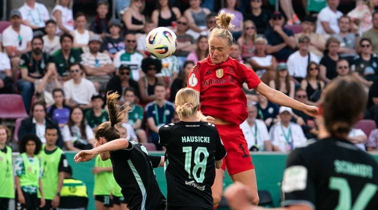 1.5..2025, Fußball, GER, Frauen, DFB-Pokal, Saison 2024 2025,Finale, FC Bayern München - SV Werder Bremen Lea Schüller (FC Bayern München, 2.v.re.) köpft in dieser Szene das Tor zum 3:1. Reena Wichmann (SV Werder Bremen, li.) und Lina Hausicke (SV Werder Bremen, 2.v.li.) Köln RheinenergieSTADION Nordrhein-Westfalen Deutschland