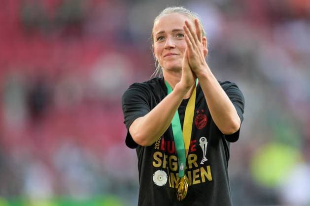 Fußball, DFB Pokal Frauen, 20250501, FC Bayern München - SV Werder Bremen. Im Bild Lea SCHÜLLER (Bayern, 11) applaudiert Fans. Köln Rhein-Energie Stadion Nordrhein-Westfalen Deutschland Copyright: Passion2Press MarkusxFischerx