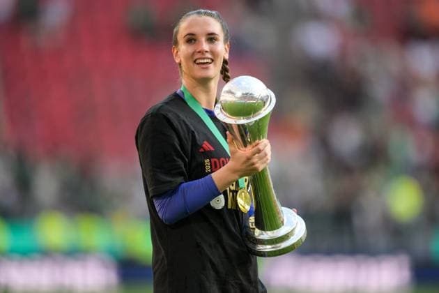 Fußball, DFB Pokal Frauen, 20250501, FC Bayern München - SV Werder Bremen. Im Bild Torhüterin Ena MAHMUTOVIC (Bayern, 32) mit Pokal. Köln Rhein-Energie Stadion Nordrhein-Westfalen Deutschland Copyright: Passion2Press MarkusxFischerx