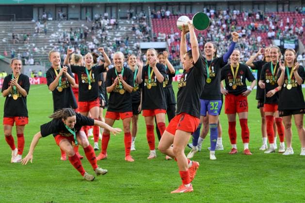 Fußball, DFB Pokal Frauen, 20250501, FC Bayern München - SV Werder Bremen. Im Bild v.l. Tuva HANSEN (Bayern, 6), Jovana DAMNJANOVIC (Bayern, 9) nach sie um den Pokal gelaufen waren Schwindel stürzt. Köln Rhein-Energie Stadion Nordrhein-Westfalen Deutschland Copyright: Passion2Press MarkusxFischerx