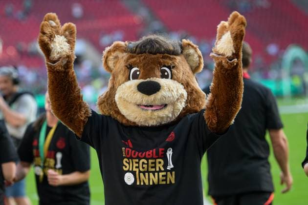 Fußball, DFB Pokal Frauen, 20250501, FC Bayern München - SV Werder Bremen. Im Bild Maskottchen MIA mit Double Sieger T-Shirt. Köln Rhein-Energie Stadion Nordrhein-Westfalen Deutschland Copyright: Passion2Press MarkusxFischerx