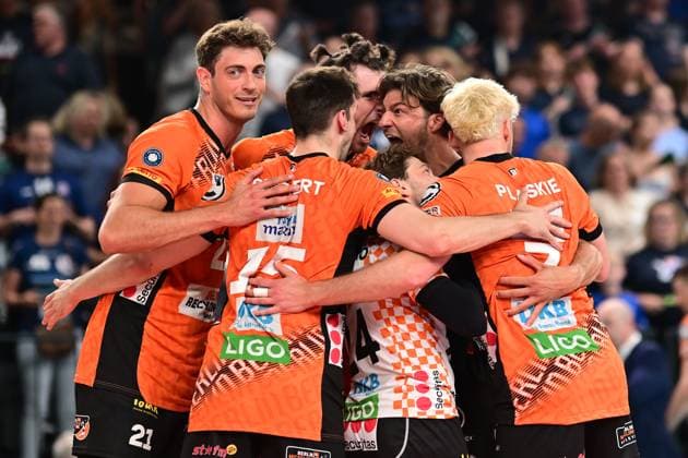 Volleyball I Herren I Saison 2024-2025 I Bundesliga I Finale I Spiel 2 I SVG Lüneburg - BERLIN RECYCLING Volleys I 1.5.2025 Matthew Knigge (2, Berlin Recycling Volleys) schreit sein Team an - kurz vor Ende des zweiten Satzes wollen die Berlin Recycling Volleys nochmal angreifen - doch vergeblich - der Satz geht nach Lüneburg Lüneburg LKH Arena Niedersachsen Deutschland Copyright: xLobeca AndreasxHannigx