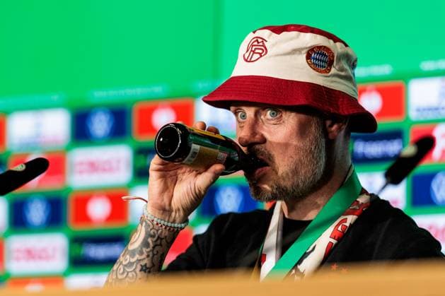 45. DFB-Pokal Finale der Frauen: FC Bayern München - SV Werder Bremen, 01.05.2025 Alexander Straus (FC Bayern München, Trainer) während der Pressekonferenz, trinkt Bier, Paulaner 45. DFB-Pokal Finale der Frauen: FC Bayern München - SV Werder Bremen, Köln, RheinEnergiestadion, 01.05.2025 Copyright: xBEAUTIFULxSPORTS Wunderlx