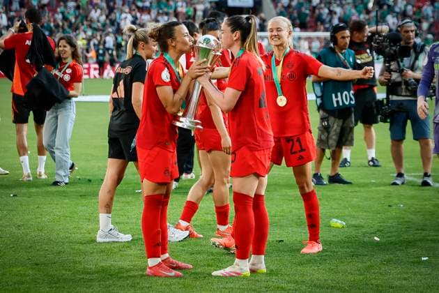 45. DFB-Pokal Finale der Frauen: FC Bayern München - SV Werder Bremen, 01.05.2025 Freude bei dem FC Bayern München: Linda Dallmann (FC Bayern München, 10) und Sarah Zadrazil (FC Bayern München, 25) küssen den Pokal; 45.? ?DFB-Pokal Finale der Frauen: FC Bayern München - SV Werder Bremen am 01.05.2025 im RheinEnergie-Stadion in Köln (Nordrhein-Westfalen). DFL REGULATIONS PROHIBIT ANY USE OF PHOTOGRAPHS AS IMAGE SEQUENCES AND OR QUASI-VIDEO. Copyright: xBEAUTIFULxSPORTS AxelxKohringx