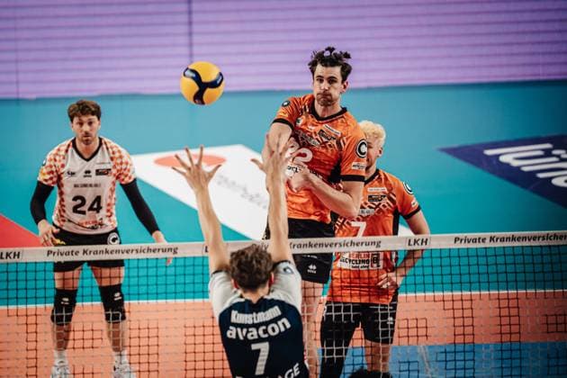 Volleyball Herren Saison 2024 2025 1. Volleyball Bundesliga Männer Finale SVG Lüneburg vs. BERLIN RECYCLING Volleys 01.05.2025 Angriff von Jake Hanes ( 22, Berlin Recycling Volleys) gegen Joscha Kunstmann ( 7, SVG Lüneburg) Lüneburg LKH Arena Niedersachsen Deutschland