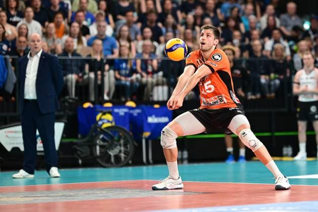 Volleyball I Herren I Saison 2024-2025 I Bundesliga I Finale I Spiel 2 I SVG Lüneburg - BERLIN RECYCLING Volleys I 1.5.2025 Freisteller - Moritz Reichert (15, Berlin Recycling Volleys) stark in der Ballannahme - Im Hintergrund schaut Joel Banks, Headcoach (Berlin Recycling Volleys) zu Lüneburg LKH Arena Niedersachsen Deutschland Copyright: xLobeca AndreasxHannigx