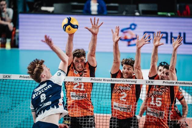 Volleyball Herren Saison 2024 2025 1. Volleyball Bundesliga Männer Finale SVG Lüneburg vs. BERLIN RECYCLING Volleys 01.05.2025 v.l. Oskar Alve Espeland ( 9, SVG Lüneburg) beim Angriff gegen Tobias Krick ( 21, Berlin Recycling Volleys) Matthew Lambert Knigge ( 2, Berlin Recycling Volleys) und Moritz Reichert ( 15, Berlin Recycling Volleys) Lüneburg LKH Arena Niedersachsen Deutschland