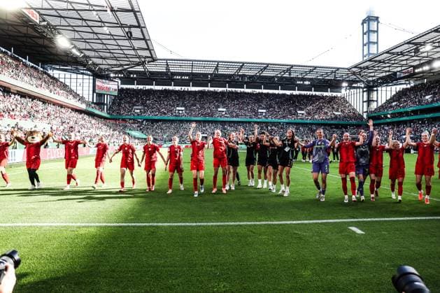 Fussball, DFB-Pokal der Frauen Saison 2024 2025 Finale FC Bayern München - SV Werder Bremen 01.05.2025, RheinEnergieSTADION Die Spielerinnen vom FC Bayern München freuen sich nach dem Spiel über den Pokalsieg Köln RheinEnergieSTADION Nordrhein-Westfalen Deutschland