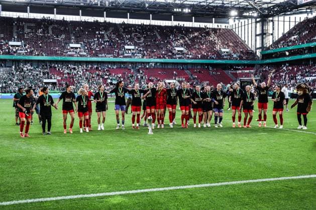 Fussball, DFB-Pokal der Frauen Saison 2024 2025 Finale FC Bayern München - SV Werder Bremen 01.05.2025, RheinEnergieSTADION Die Spielerinnen vom FC Bayern München freuen sich nach dem Spiel über den Pokalsieg Köln RheinEnergieSTADION Nordrhein-Westfalen Deutschland